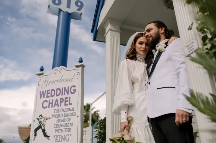 Las Vegas chapel wedding with retro fashion - photo by Matei Horvath - Los Angeles wedding photographer