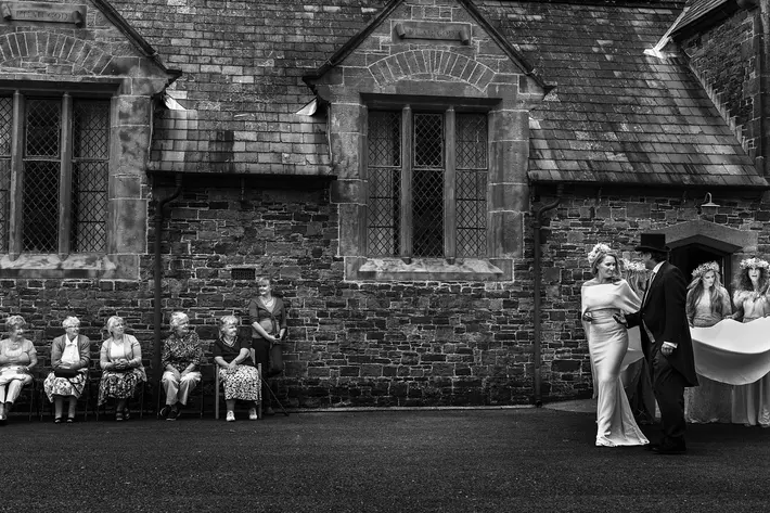featured-groom-in-top-hat-bride-in-silk-sheath-with-onlookers-worlds-best-wedding-photos-look-fotografia