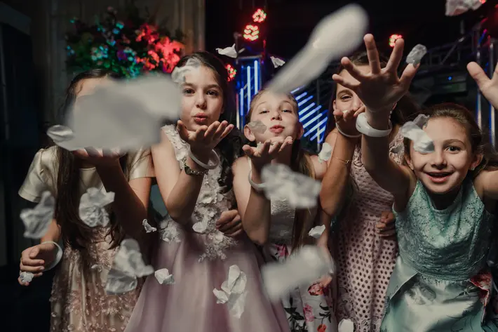 festive-photo-of-kids-celebratingelmarcorojo-best-photographers-spain