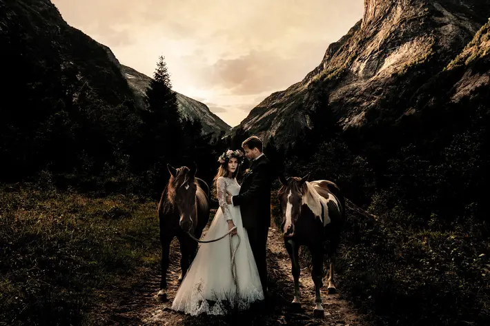 couple-against-dark-mountains-with-horses-by-froydis