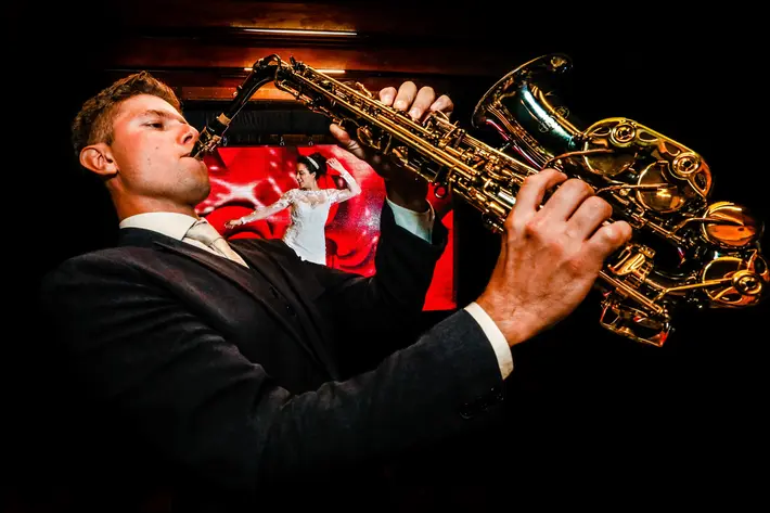 sax-player-with-dancing-bride-area-da-fotografia
