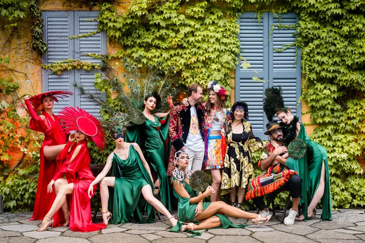 elegant-circus-theme-wedding-attire-red-emerald-green-worlds-best-wedding-photos-david-bastianoni-italy-wedding-photographers