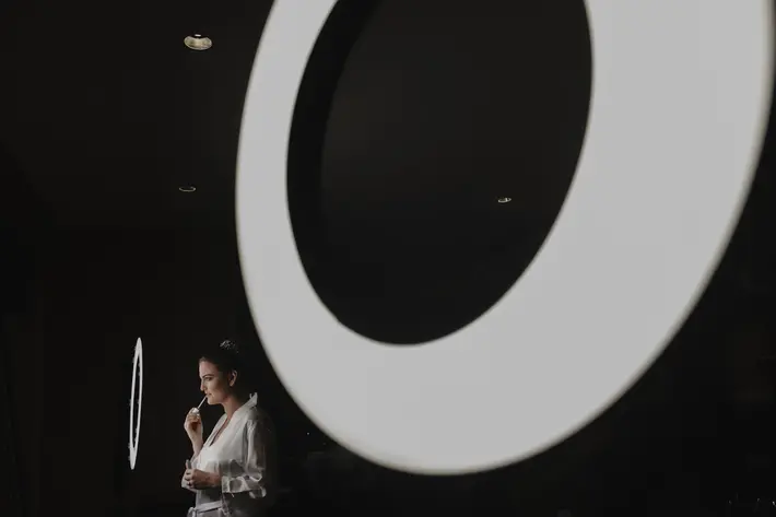bride-getting-ready-in-beauty-light-elmarcorojo-best-photographers-spain