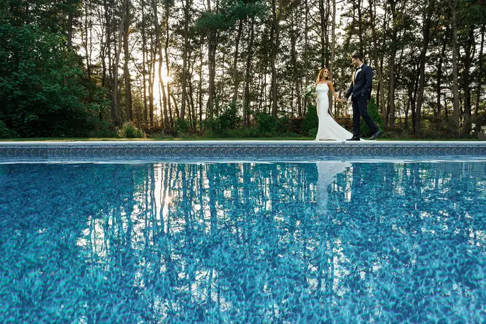 Couple walking by pool - photo by Alex Gordias Photography