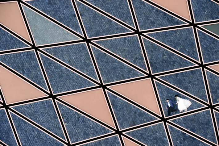 perspective-bride-groom-on-geometric-floor-worlds-best-wedding-photos-yves-schepers-belgium-wedding-photographers