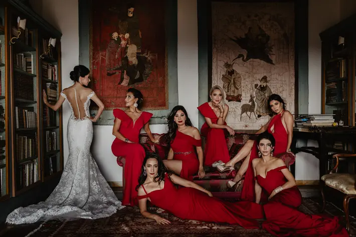 Bridesmaids in fashionable crepe wedding dresses - photo by David Bastianoni - Italy