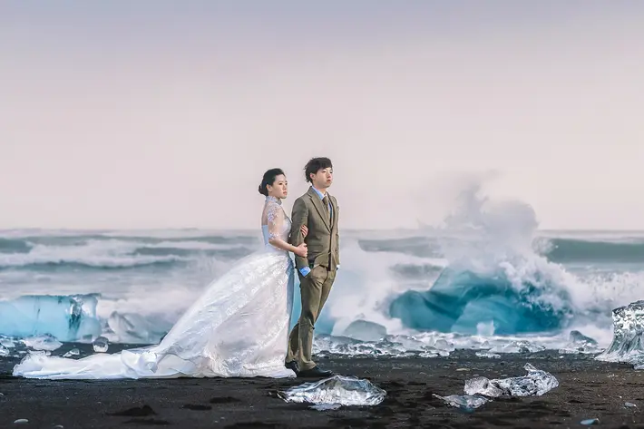 Diamond-beach-iceland-wedding-portrait-by-edwin-tan