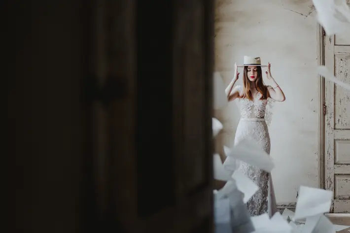 creative-bride-in-white-hat-portrait-with-flying-papers-worlds-best-wedding-photos-fer-juaristi-mexico-wedding-photographers