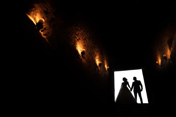 silhouette-couple-in-entrance-sylvain-bouzat-wedding-photographer