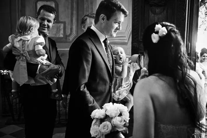 bride-and-fathers-with-children-documentary-in-italy-villa-andrea-bagnasco-fotografie