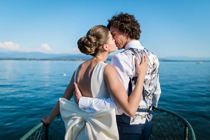kiss-on-the-prow-of-a-boat-sylvain-bouzat-wedding-photographer