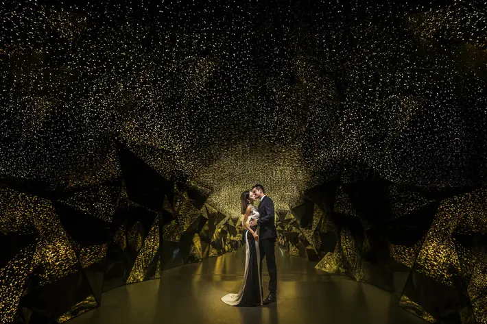 bride-and-groom-portrait-framed-by-fairylights-worlds-best-wedding-photos-cm-leung-china-wedding-photographers