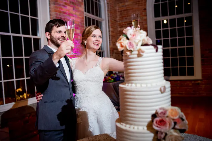 couple-toast-before-cutting-cake-timmester-photography