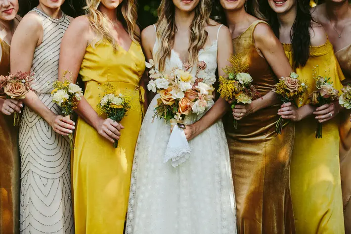 bride-and-bridesmaids-with-bouquets-melia-lucida