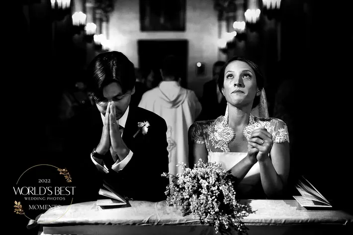 photo-of-couple-praying-during-wedding-ceremony-worlds-best-wedding-photos-moment-award-2022-by-rino-cordella-in-puglia-italy
