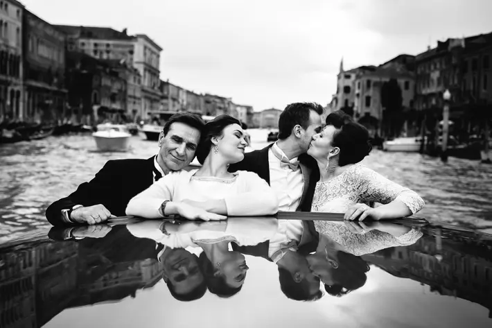 couple-with-parents-on-boat-in-venice-canal-best-wedding-photographer-italy-julian-kanz-photography
