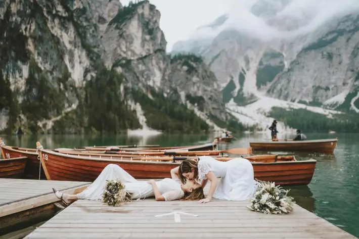 Brides kssing by Italian lake, photo by Stefano Cassaro