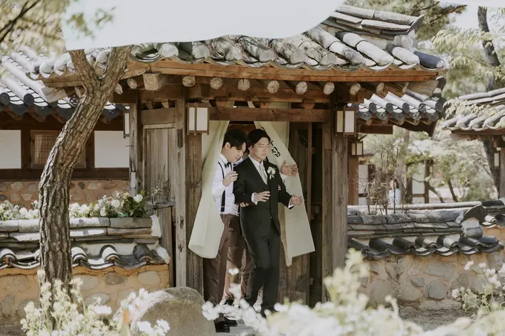 groom-with-closed-eyes-exiting-japanese-architecture-for-first-look-photo-by-lorryn-smit-photography