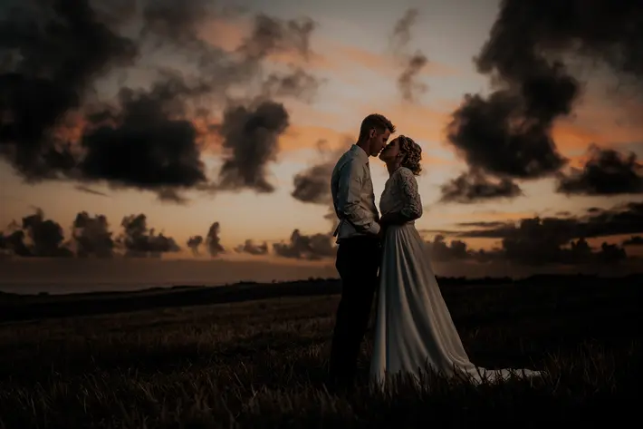 Couple kissing against evening sky at dusk Rune Havn