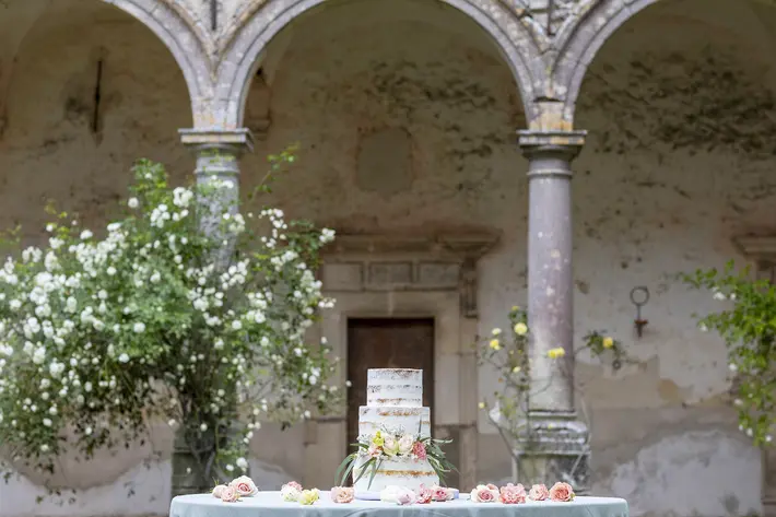 cake in arched architectural setting with floral decor Nino Lombardo Photographer Sicily
