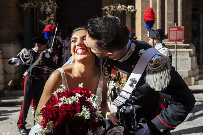 Bride gets big kiss, portrait posing tips, photo by Nino Lombardo, Italy wedding photographer
