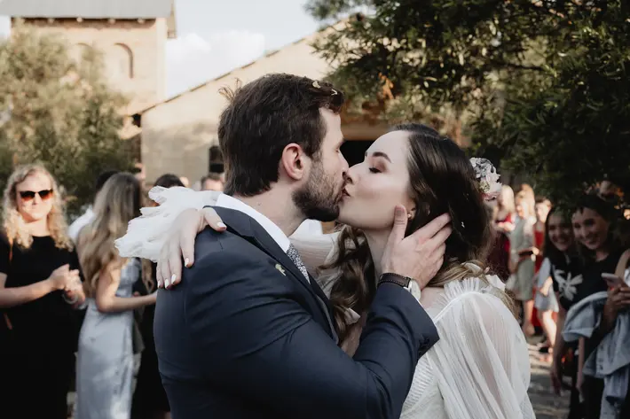 Campagne Living wedding, just married kiss captured by Wouther Kleynhans Photography, Pretoria wedding photographer