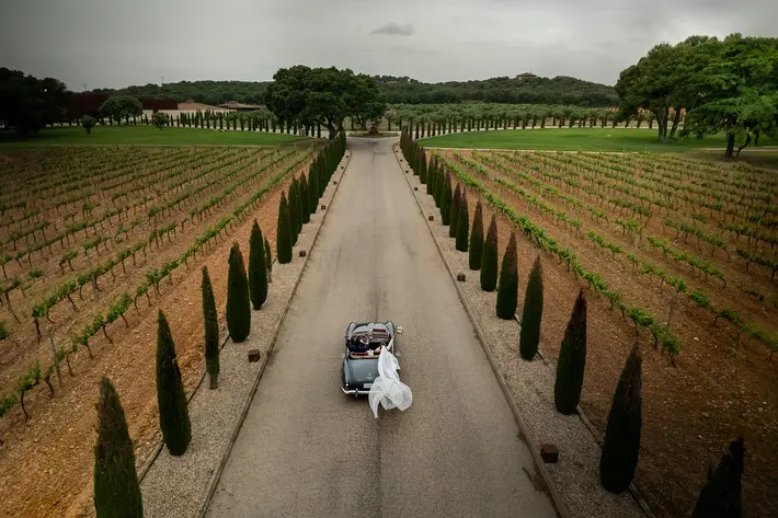 Wedding veil flying behind convertible, photo by Jorge Sastre, Spain wedding photographer
