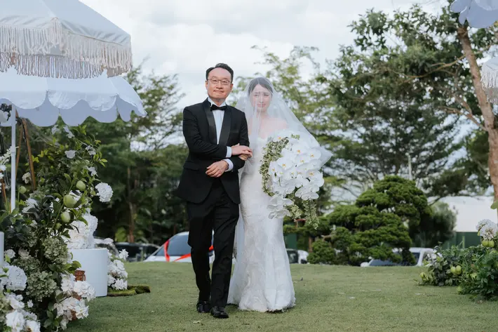 White wedding at Acres Resort, Malaysia photographed by Zach Chin