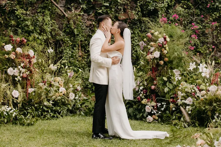Ceremony kiss, Villa Santa Monica, San Miguel Allende, photography by Anna Sauza